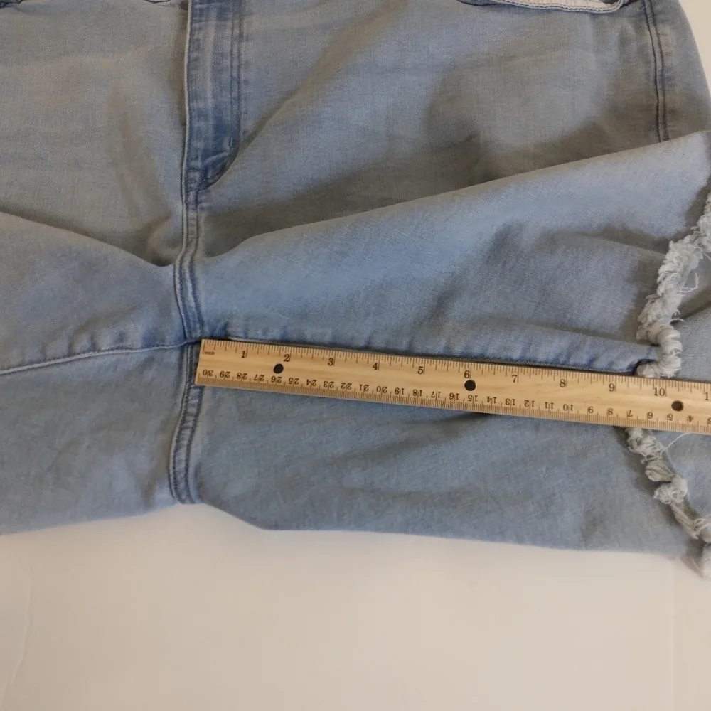 Size 26 Lane Bryant Light Wash Denim Shorts Raw Hem 10